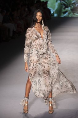 Paraiso Swim Haftası 2019'da Paraiso Swim Haftası 2019'da Aguaclara Mayo Yaz koleksiyonu için podyumda yürüyen bir model 12 Temmuz 2019'da Paraiso Pist Çadırı'nda Miami Beach'te