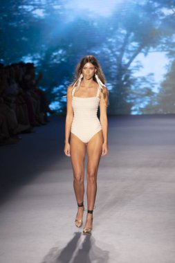 Paraiso Swim Haftası 2019'da Paraiso Swim Haftası 2019'da Aguaclara Mayo Yaz koleksiyonu için podyumda yürüyen bir model 12 Temmuz 2019'da Paraiso Pist Çadırı'nda Miami Beach'te