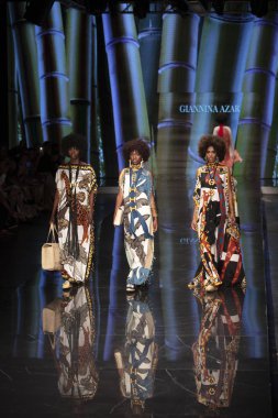 Miami Moda Haftası 2019 'da 2 Haziran 2019' da Miami, Florida 'daki Buz Sarayı' nda Giannina Azar Moda Şovu Koleksiyonu için podyumda bir model yürüyor.