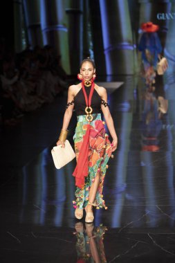 Miami Moda Haftası 2019 'da 2 Haziran 2019' da Miami, Florida 'daki Buz Sarayı' nda Giannina Azar Moda Şovu Koleksiyonu için podyumda bir model yürüyor.