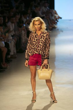 Carmen Steffens Moda Şovu Yaz 2019 koleksiyonunda 15 Temmuz 2018 'de Miami Plajı' ndaki Faena Forumu 'nda Sanat, Kalpler ve Moda Yüzme 2018 sırasında bir model podyumda yürüyor.