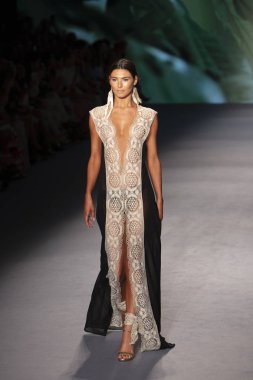 Paraiso Swim Haftası 2019'da Paraiso Swim Haftası 2019'da Aguaclara Mayo Yaz koleksiyonu için podyumda yürüyen bir model 12 Temmuz 2019'da Paraiso Pist Çadırı'nda Miami Beach'te