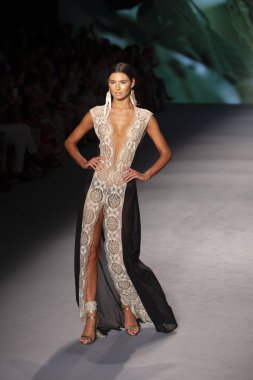 Paraiso Swim Haftası 2019'da Paraiso Swim Haftası 2019'da Aguaclara Mayo Yaz koleksiyonu için podyumda yürüyen bir model 12 Temmuz 2019'da Paraiso Pist Çadırı'nda Miami Beach'te