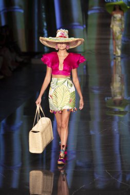 Miami Moda Haftası 2019 'da 2 Haziran 2019' da Miami, Florida 'daki Buz Sarayı' nda Giannina Azar Moda Şovu Koleksiyonu için podyumda bir model yürüyor.