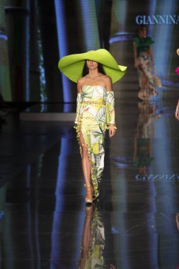 Miami Moda Haftası 2019 'da 2 Haziran 2019' da Miami, Florida 'daki Buz Sarayı' nda Giannina Azar Moda Şovu Koleksiyonu için podyumda bir model yürüyor.