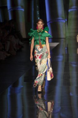 Miami Moda Haftası 2019 'da 2 Haziran 2019' da Miami, Florida 'daki Buz Sarayı' nda Giannina Azar Moda Şovu Koleksiyonu için podyumda bir model yürüyor.