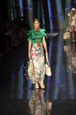 Miami Moda Haftası 2019 'da 2 Haziran 2019' da Miami, Florida 'daki Buz Sarayı' nda Giannina Azar Moda Şovu Koleksiyonu için podyumda bir model yürüyor.