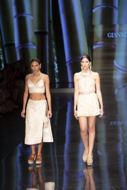 Miami Moda Haftası 2019 'da 2 Haziran 2019' da Miami, Florida 'daki Buz Sarayı' nda Giannina Azar Moda Şovu Koleksiyonu için podyumda bir model yürüyor.