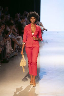 Carmen Steffens Moda Şovu Yaz 2019 koleksiyonunda 15 Temmuz 2018 'de Miami Plajı' ndaki Faena Forumu 'nda Sanat, Kalpler ve Moda Yüzme 2018 sırasında bir model podyumda yürüyor.