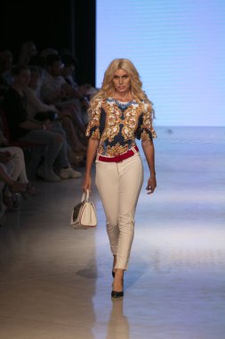 Carmen Steffens Moda Şovu Yaz 2019 koleksiyonunda 15 Temmuz 2018 'de Miami Plajı' ndaki Faena Forumu 'nda Sanat, Kalpler ve Moda Yüzme 2018 sırasında bir model podyumda yürüyor.