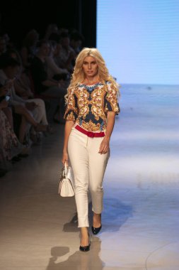 Carmen Steffens Moda Şovu Yaz 2019 koleksiyonunda 15 Temmuz 2018 'de Miami Plajı' ndaki Faena Forumu 'nda Sanat, Kalpler ve Moda Yüzme 2018 sırasında bir model podyumda yürüyor.