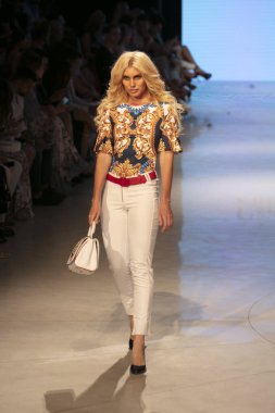 Carmen Steffens Moda Şovu Yaz 2019 koleksiyonunda 15 Temmuz 2018 'de Miami Plajı' ndaki Faena Forumu 'nda Sanat, Kalpler ve Moda Yüzme 2018 sırasında bir model podyumda yürüyor.