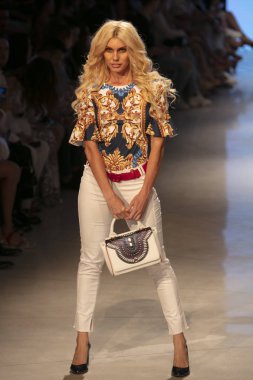 Carmen Steffens Moda Şovu Yaz 2019 koleksiyonunda 15 Temmuz 2018 'de Miami Plajı' ndaki Faena Forumu 'nda Sanat, Kalpler ve Moda Yüzme 2018 sırasında bir model podyumda yürüyor.