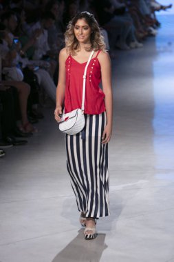 Carmen Steffens Moda Şovu Yaz 2019 koleksiyonunda 15 Temmuz 2018 'de Miami Plajı' ndaki Faena Forumu 'nda Sanat, Kalpler ve Moda Yüzme 2018 sırasında bir model podyumda yürüyor.