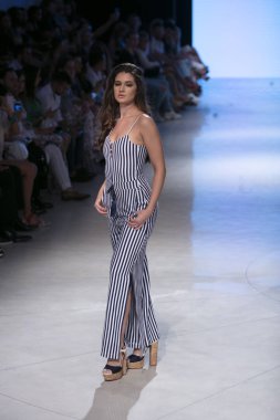 Carmen Steffens Moda Şovu Yaz 2019 koleksiyonunda 15 Temmuz 2018 'de Miami Plajı' ndaki Faena Forumu 'nda Sanat, Kalpler ve Moda Yüzme 2018 sırasında bir model podyumda yürüyor.