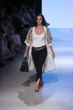 Carmen Steffens Moda Şovu Yaz 2019 koleksiyonunda 15 Temmuz 2018 'de Miami Plajı' ndaki Faena Forumu 'nda Sanat, Kalpler ve Moda Yüzme 2018 sırasında bir model podyumda yürüyor.