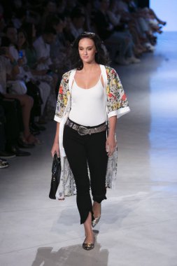 Carmen Steffens Moda Şovu Yaz 2019 koleksiyonunda 15 Temmuz 2018 'de Miami Plajı' ndaki Faena Forumu 'nda Sanat, Kalpler ve Moda Yüzme 2018 sırasında bir model podyumda yürüyor.