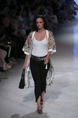 Carmen Steffens Moda Şovu Yaz 2019 koleksiyonunda 15 Temmuz 2018 'de Miami Plajı' ndaki Faena Forumu 'nda Sanat, Kalpler ve Moda Yüzme 2018 sırasında bir model podyumda yürüyor.