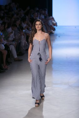 Carmen Steffens Moda Şovu Yaz 2019 koleksiyonunda 15 Temmuz 2018 'de Miami Plajı' ndaki Faena Forumu 'nda Sanat, Kalpler ve Moda Yüzme 2018 sırasında bir model podyumda yürüyor.