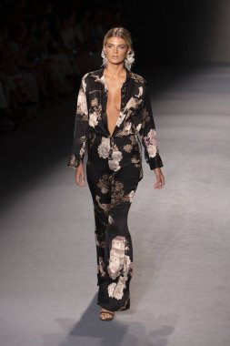 Paraiso Swim Haftası 2019'da Paraiso Swim Haftası 2019'da Aguaclara Mayo Yaz koleksiyonu için podyumda yürüyen bir model 12 Temmuz 2019'da Paraiso Pist Çadırı'nda Miami Beach'te