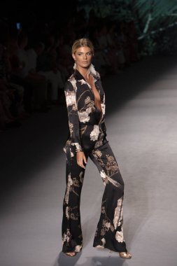 Paraiso Swim Haftası 2019'da Paraiso Swim Haftası 2019'da Aguaclara Mayo Yaz koleksiyonu için podyumda yürüyen bir model 12 Temmuz 2019'da Paraiso Pist Çadırı'nda Miami Beach'te