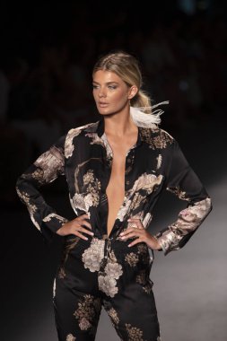 Paraiso Swim Haftası 2019'da Paraiso Swim Haftası 2019'da Aguaclara Mayo Yaz koleksiyonu için podyumda yürüyen bir model 12 Temmuz 2019'da Paraiso Pist Çadırı'nda Miami Beach'te