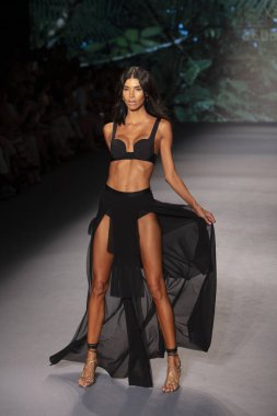 Paraiso Swim Haftası 2019'da Paraiso Swim Haftası 2019'da Aguaclara Mayo Yaz koleksiyonu için podyumda yürüyen bir model 12 Temmuz 2019'da Paraiso Pist Çadırı'nda Miami Beach'te