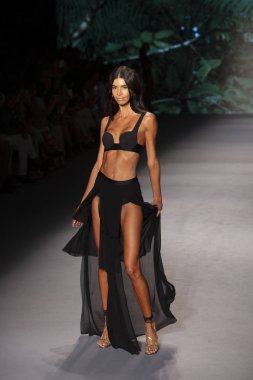 Paraiso Swim Haftası 2019'da Paraiso Swim Haftası 2019'da Aguaclara Mayo Yaz koleksiyonu için podyumda yürüyen bir model 12 Temmuz 2019'da Paraiso Pist Çadırı'nda Miami Beach'te