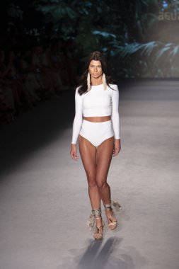 Paraiso Swim Haftası 2019'da Paraiso Swim Haftası 2019'da Aguaclara Mayo Yaz koleksiyonu için podyumda yürüyen bir model 12 Temmuz 2019'da Paraiso Pist Çadırı'nda Miami Beach'te