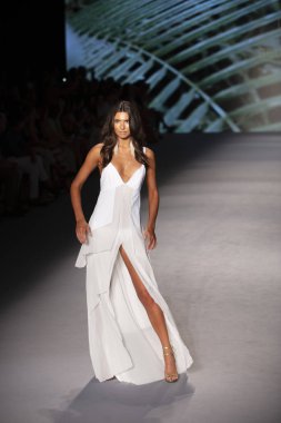 Paraiso Swim Haftası 2019'da Paraiso Swim Haftası 2019'da Aguaclara Mayo Yaz koleksiyonu için podyumda yürüyen bir model 12 Temmuz 2019'da Paraiso Pist Çadırı'nda Miami Beach'te