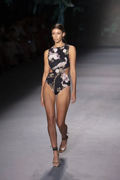 Una Modella Percorre Passerella Della Sfilata Aguaclara Swimwear Summer Collection — Foto Stock