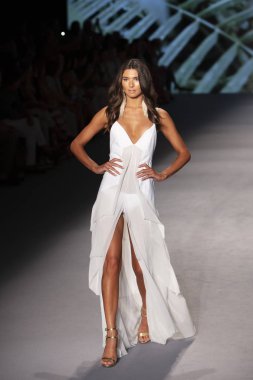 Paraiso Swim Haftası 2019'da Paraiso Swim Haftası 2019'da Aguaclara Mayo Yaz koleksiyonu için podyumda yürüyen bir model 12 Temmuz 2019'da Paraiso Pist Çadırı'nda Miami Beach'te