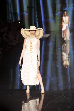 Miami Moda Haftası 2019 'da 2 Haziran 2019' da Miami, Florida 'daki Buz Sarayı' nda Giannina Azar Moda Şovu Koleksiyonu için podyumda bir model yürüyor.