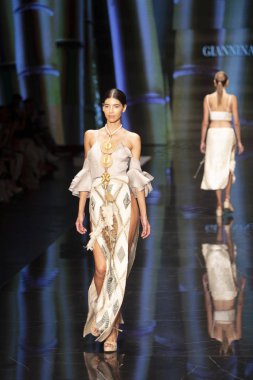 Miami Moda Haftası 2019 'da 2 Haziran 2019' da Miami, Florida 'daki Buz Sarayı' nda Giannina Azar Moda Şovu Koleksiyonu için podyumda bir model yürüyor.