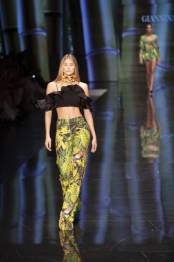 Miami Moda Haftası 2019 'da 2 Haziran 2019' da Miami, Florida 'daki Buz Sarayı' nda Giannina Azar Moda Şovu Koleksiyonu için podyumda bir model yürüyor.