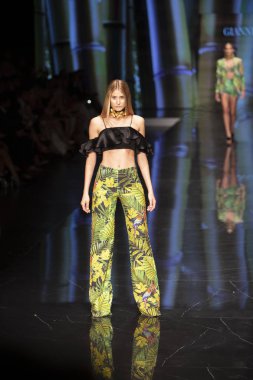 Miami Moda Haftası 2019 'da 2 Haziran 2019' da Miami, Florida 'daki Buz Sarayı' nda Giannina Azar Moda Şovu Koleksiyonu için podyumda bir model yürüyor.