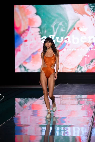Paraiso Yüzme Haftası 2020 'de Agua Bendita Mayo Yaz Koleksiyonu 2021 defilesinde bir model, 21 Ağustos 2020' de Miami Beach, FL 'de SLS Hotel South Beach' te podyumda yürüyor.
