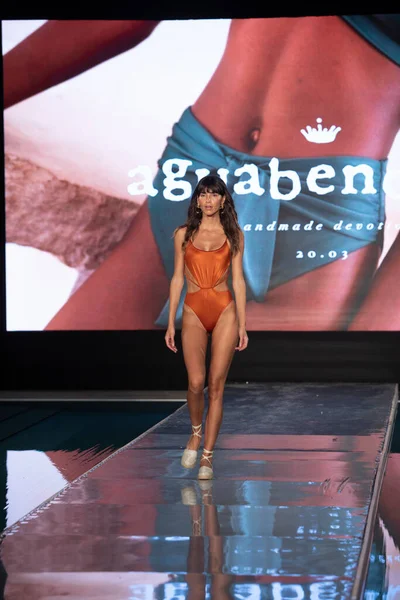 Paraiso Yüzme Haftası 2020 'de Agua Bendita Mayo Yaz Koleksiyonu 2021 defilesinde bir model, 21 Ağustos 2020' de Miami Beach, FL 'de SLS Hotel South Beach' te podyumda yürüyor.