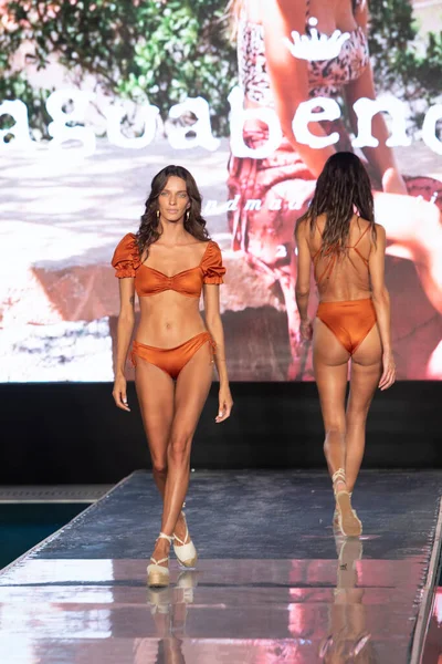 Paraiso Yüzme Haftası 2020 'de Agua Bendita Mayo Yaz Koleksiyonu 2021 defilesinde bir model, 21 Ağustos 2020' de Miami Beach, FL 'de SLS Hotel South Beach' te podyumda yürüyor.