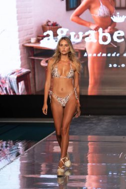 Paraiso Yüzme Haftası 2020 'de Agua Bendita Mayo Yaz Koleksiyonu 2021 defilesinde bir model, 21 Ağustos 2020' de Miami Beach, FL 'de SLS Hotel South Beach' te podyumda yürüyor.
