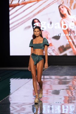 Paraiso Yüzme Haftası 2020 'de Agua Bendita Mayo Yaz Koleksiyonu 2021 defilesinde bir model, 21 Ağustos 2020' de Miami Beach, FL 'de SLS Hotel South Beach' te podyumda yürüyor.