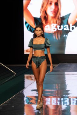 Paraiso Yüzme Haftası 2020 'de Agua Bendita Mayo Yaz Koleksiyonu 2021 defilesinde bir model, 21 Ağustos 2020' de Miami Beach, FL 'de SLS Hotel South Beach' te podyumda yürüyor.