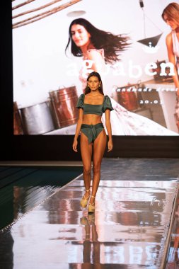 Paraiso Yüzme Haftası 2020 'de Agua Bendita Mayo Yaz Koleksiyonu 2021 defilesinde bir model, 21 Ağustos 2020' de Miami Beach, FL 'de SLS Hotel South Beach' te podyumda yürüyor.
