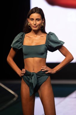 Paraiso Yüzme Haftası 2020 'de Agua Bendita Mayo Yaz Koleksiyonu 2021 defilesinde bir model, 21 Ağustos 2020' de Miami Beach, FL 'de SLS Hotel South Beach' te podyumda yürüyor.