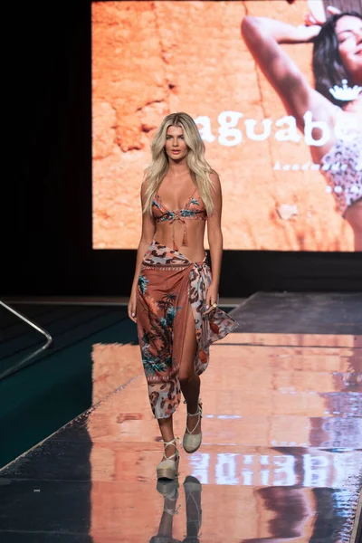 Paraiso Yüzme Haftası 2020 'de Agua Bendita Mayo Yaz Koleksiyonu 2021 defilesinde bir model, 21 Ağustos 2020' de Miami Beach, FL 'de SLS Hotel South Beach' te podyumda yürüyor.