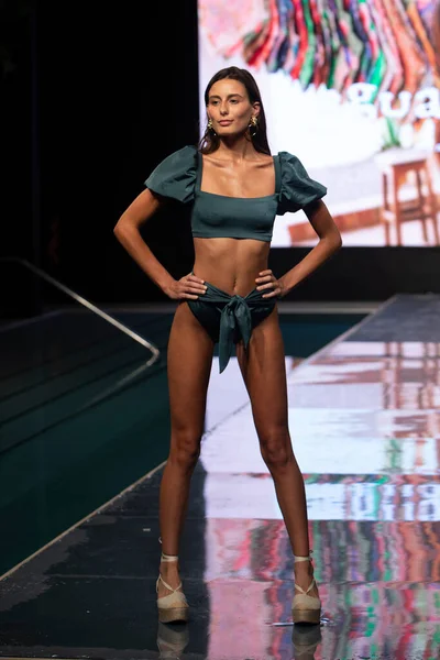 Paraiso Yüzme Haftası 2020 'de Agua Bendita Mayo Yaz Koleksiyonu 2021 defilesinde bir model, 21 Ağustos 2020' de Miami Beach, FL 'de SLS Hotel South Beach' te podyumda yürüyor.