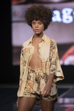 Paraiso Yüzme Haftası 2020 'de Agua Bendita Mayo Yaz Koleksiyonu 2021 defilesinde bir model, 21 Ağustos 2020' de Miami Beach, FL 'de SLS Hotel South Beach' te podyumda yürüyor.