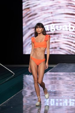 Paraiso Yüzme Haftası 2020 'de Agua Bendita Mayo Yaz Koleksiyonu 2021 defilesinde bir model, 21 Ağustos 2020' de Miami Beach, FL 'de SLS Hotel South Beach' te podyumda yürüyor.