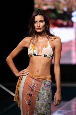 Paraiso Yüzme Haftası 2020 'de Agua Bendita Mayo Yaz Koleksiyonu 2021 defilesinde bir model, 21 Ağustos 2020' de Miami Beach, FL 'de SLS Hotel South Beach' te podyumda yürüyor.