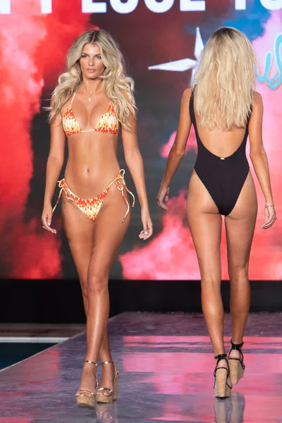 Paraiso Yüzme Haftası 2020 'de Luli Fama Mayo Yaz koleksiyonu 2021 defilesinde, 22 Ağustos 2020' de Miami Beach, FL 'de SLS Hotel South Beach' te bir model podyumda yürüyor.